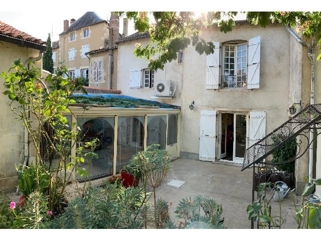 Huis te koop in MONTMORILLON 86500 Vienne Poitou-Charentes France: Ruime stadswoning in het hart van Montmorillon. Karakteristieke Maison Bourgeois in het hart van de oude stad.<br />
<br />
Na 28 jaar een groot, prettig gezinshuis te zijn geweest, komt deze woning weer op de ...