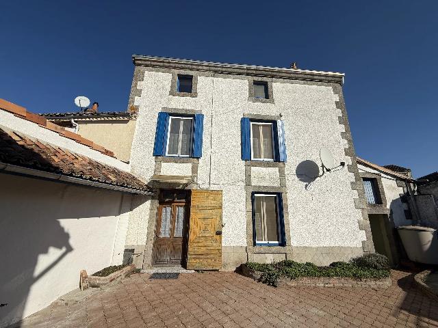 Huis te koop in GOURGÉ 79200 Deux-Sèvres Poitou-Charentes France: Mooie dorpswoning met perceel. EXCLUSIEF BIJ BEAUX VILLAGES! Kom deze mooie en populaire dorpswoning met drie verdiepingen bekijken, instapklaar aan een rustige weg in Gourgé, vlakbij Parthenay. De w...