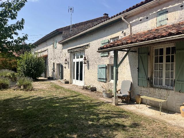 Haus zu verkaufen in COURCÔME 16240 Charente Frankreich. Atemberaubendes Haus in einem begehrten Weiler. EXKLUSIV BEI BEAUX VILLAGES! Wir freuen uns, Ihnen dieses exquisite Haus mit fünf Schlafzimmern in der Charente präsentieren zu können. Schon bei Ihr...