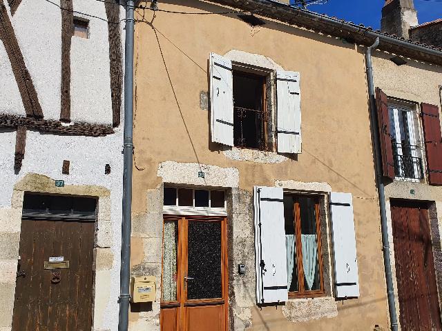 Huis te koop in&nbsp;DURAS 47120 Lot-et-Garonne Aquitaine Frankrijk: Charmante dorpswoning met 3 slaapkamers. Verscholen in een rustige straat in het bloeiende historische dorp Duras, heeft deze mooie woning zijn oorspronkelijke karakter behouden met prachtige open haa...