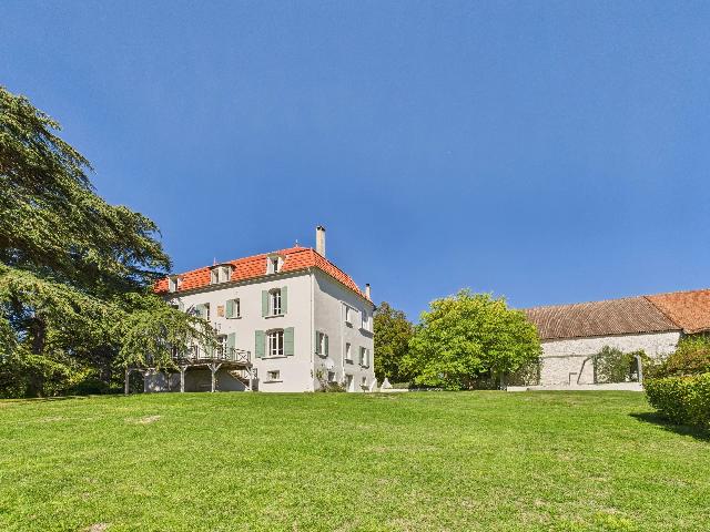 Gîtes-Chambres-d-hôtes &agrave; vendre &agrave;&nbsp;ISSIGEAC 24560 Dordogne Aquitaine France: Entre Élégance et Nature : Domaine de Caractère avec Gîtes et Vue Dominante. Perchée au sommet des collines verdoyantes de la Dordogne, cette propriété d’exception offre un cadre de vie rare,...
