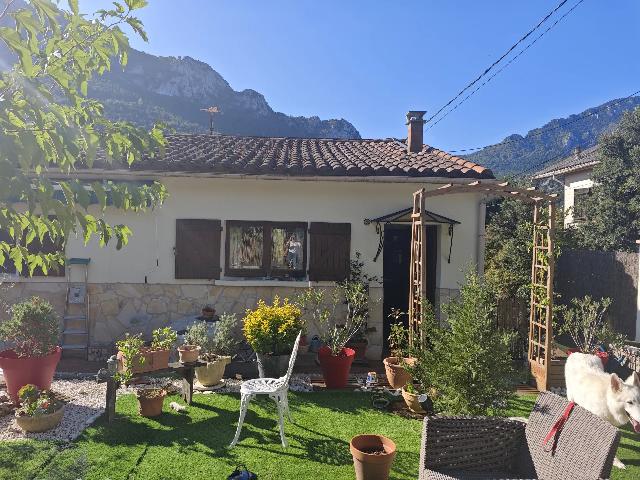 Huis te koop in PUILAURENS 11140 Aude Languedoc Roussillon France: Dorpshuis met 3 slaapkamers, tuin en prachtig uitzicht. EXCLUSIEF BIJ BEAUX VILLAGES! Deze stenen woning met zonnige privétuin is gelegen op een verhoogde positie in het dorp Lapradelle en biedt een ...