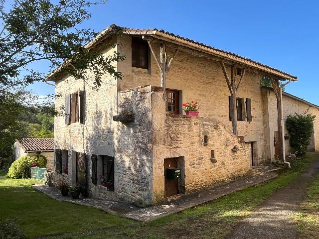 Haus zu verkaufen in NANTEUIL-EN-VALLÉE 16700 Charente Frankreich. Hübsches Steinhaus. EXKLUSIV BEI BEAUX VILLAGES! Dieses charmante Steinhaus, das derzeit als Feriendomizil genutzt wird, liegt eingebettet in einem kleinen, freundlichen Weiler zwischen zwei der male...