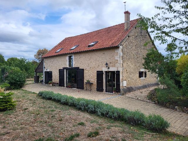 Huis te koop in BÉTHINES 86310 Vienne Poitou-Charentes France: Onberispelijke cottage met vier slaapkamers en uitzicht over het open landschap. Deze charmante cottage is gelegen in een klein gehucht net buiten Bethines.<br />
<br />
De begane grond bestaat uit een grote ru...