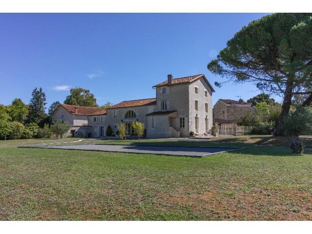 House&nbsp;for sale&nbsp;MANSLE-LES-FONTAINES 16230 Charente Poitou-Charentes France: Spacious detached house with large garden, guest cottage and plunge pool in centre of town. Renovated to a high and environmentally friendly standard, this elegant family home sits in the heart of a p...