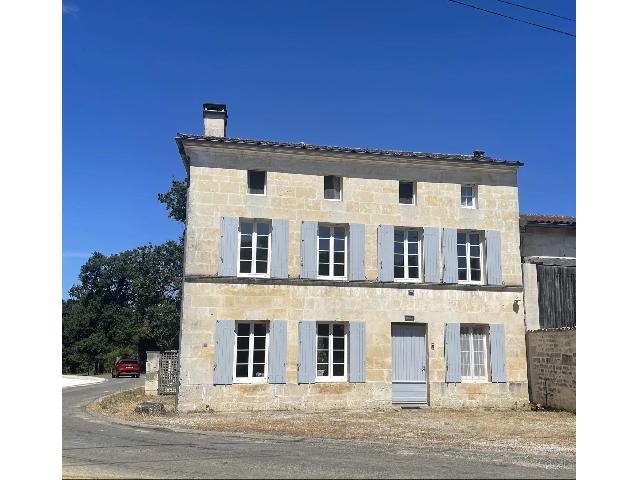 Huis te koop in JONZAC 17500 Charente-Maritime Poitou-Charentes France: Woning met 4 slaapkamers vlakbij Jonzac en zwembad. EXCLUSIEF BIJ BEAUX VILLAGES! Gelegen op loopafstand van het commerciële centrum van Jonzac, ligt deze geschakelde woning met 3 verdiepingen, dubbe...