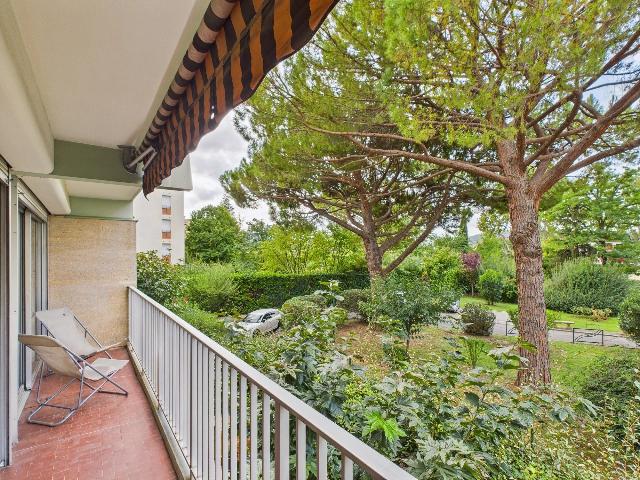 Appartement te koop in AIX-EN-PROVENCE 13080 Bouches-du-Rhône Provence Alpes Côte d'Azur France: Centrum van Aix – Prachtig appartement van 78 m². Op ​​slechts 15 minuten lopen van de Rue d'Italie, in een prestigieuze residentie, op de eerste verdieping met lift, ligt dit prachtige apparte...