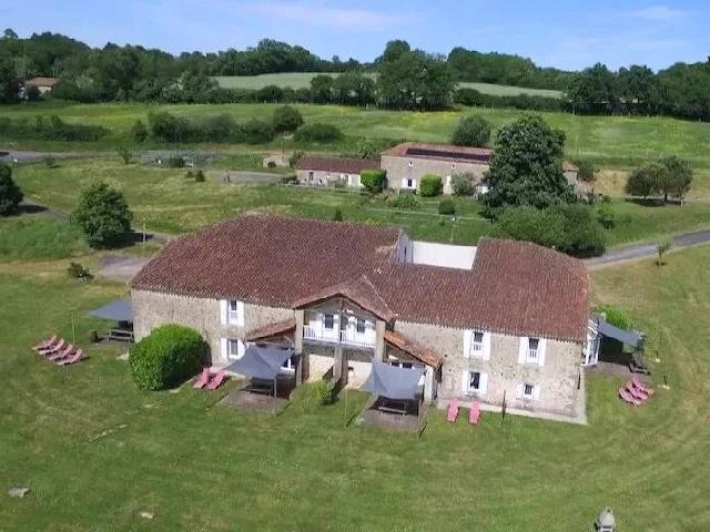 Gîtes/Chambres d'hôtes te koop in AVAILLES-LIMOUZINE 86460 Vienne Poitou-Charentes France: Gîtecomplex voor 40 gasten met hoofdgebouw en gastenverblijf op 4 hectare. Gelegen boven de rivier de Vienne en met uitzicht op het charmante dorpje Availles-Limouzine, strekt dit uitzonderlijke land...