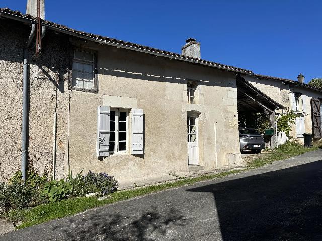 House&nbsp;for sale&nbsp;AUBETERRE-SUR-DRONNE 16390 Charente Poitou-Charentes France: Charming renovated stable cottage. Charming converted stable cottage located in a very popular riverside village within walking distance of 2 popular bars/restaurants and just 5 mins from the listed v...