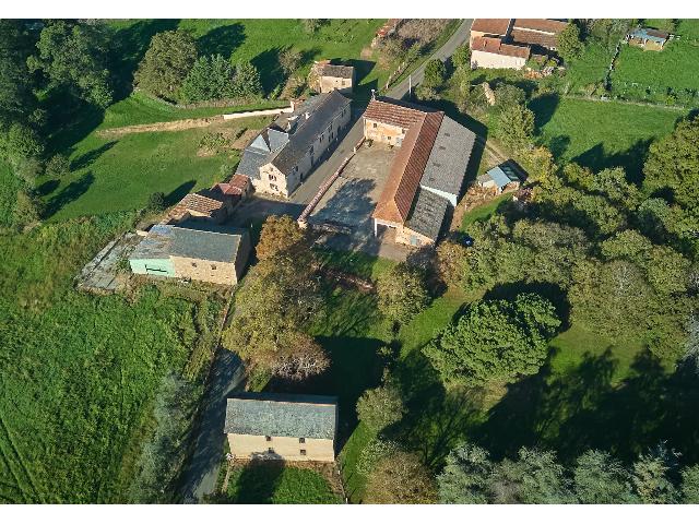 Gîtes/Chambres d'hôtes te koop in MIRANDOL-BOURGNOUNAC 81190 Tarn Midi-Pyrénées France: Boerderijcomplex: groot huis met veel bijgebouwen en meer dan 3,5 hectare. Boerderijcomplex bestaande uit een groot stenen huis met 6 slaapkamers en 314 m² woonoppervlak, diverse bijgebouwen en meer ...