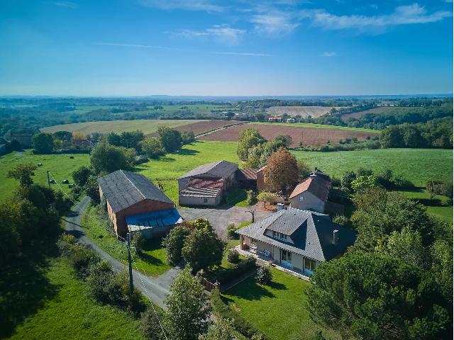 Huis te koop in MIRANDOL-BOURGNOUNAC 81190 Tarn Midi-Pyrénées France: Twee huizen, bijgebouwen, grond en bos. Deze woning, op loopafstand van een levendig dorp met winkels, een school en een gezondheidscentrum, is gelegen in een doodlopende straat en biedt een scala aan...