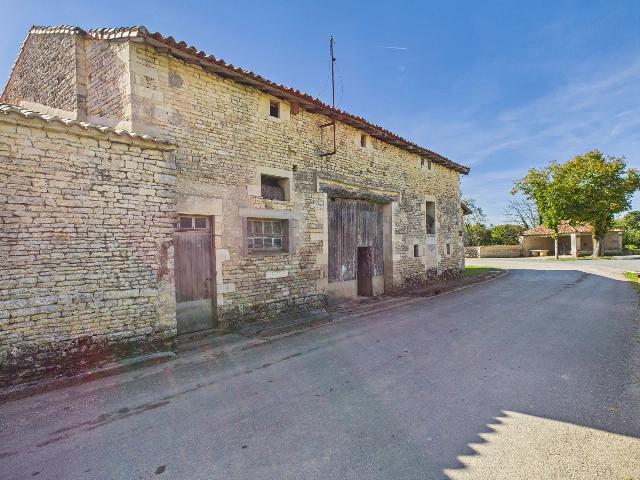 Maison &agrave; vendre &agrave;&nbsp;BESSÉ 16140 Charente Poitou-Charentes France: Charmante grange à rénover au cœur du village de Bessé. EN EXCLUSIVITÉ! Vous souhaitez vivre au cœur d’un charmant village de la Charente ?<br />
<br />
Cette grange, située au centre de Bessé, vous o...
