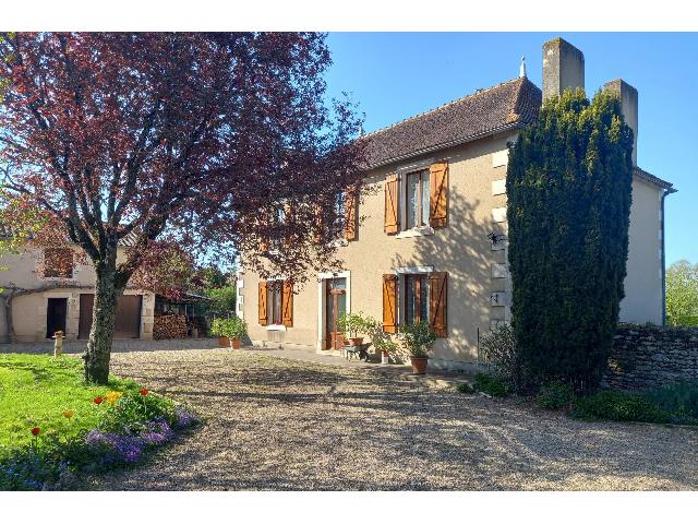 Huis te koop in CHAPELLE-VIVIERS 86300 Vienne Poitou-Charentes France: Voormalige dorpspastorie - 170 m² woonoppervlak - Omheinde tuin, bijgebouw en charme. Deze voormalige pastorie van 170 m² beschikt over royale volumes, veel natuurlijk licht en een omsloten, vrij ui...