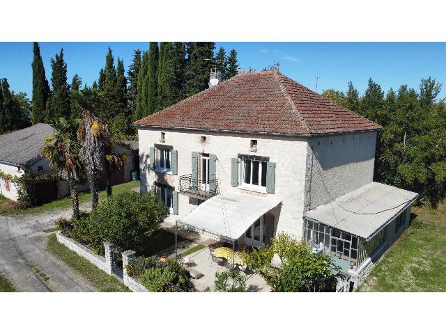 Huis te koop in CAZES MONDENARD 82110 Tarn-et-Garonne Midi-Pyrénées France: Prachtig stenen huis met zwembad en uitzicht vlakbij Cazes-Mondenard. EXCLUSIEF BIJ BEAUX VILLAGES! Aantrekkelijk gerenoveerd stenen huis met circa 200 m² woonoppervlak, bijgebouwen en een zwembad op...