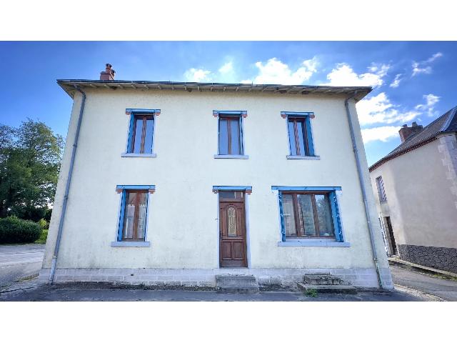 Huis te koop in SAINT-MARIEN 23600 Creuse Limousin France: Ruime dorpswoning met schuur en charmante tuin. EXCLUSIEF BIJ BEAUX VILLAGES! Deze dorpswoning is licht, ruim en gezellig tegelijk.<br />
<br />
Kom binnen in de ruime hal met aantrekkelijke eikenhouten deuren ...