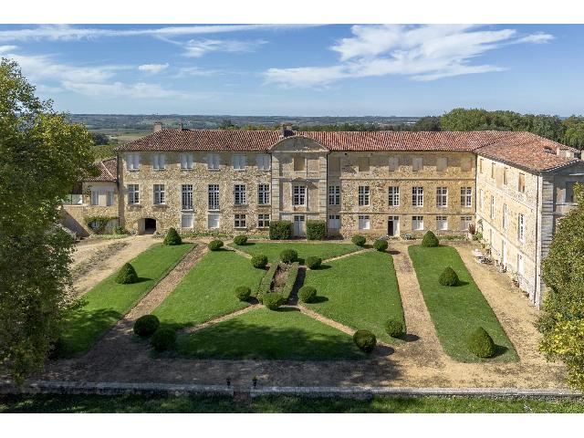 Gîtes/Chambres d'hôtes te koop in VALENCE-SUR-BAÏSE 32310 Gers Midi-Pyrénées France: Een zeldzaam 17e-eeuws kasteel in de Gascogne. EXCLUSIEF BIJ BEAUX VILLAGES! Stap de geschiedenis in met dit magnifieke 17e-eeuwse kasteel, een authentieke uiting van Franse klassieke architectuur en ...