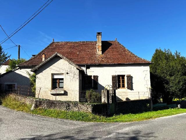 Huis te koop in MARCILHAC-SUR-CÉLÉ 46160 Lot Midi-Pyrénées France: Te renoveren stenen dorpshuis met twee schuren en grond – Vallée du Célé. Gelegen in een rustig gehucht op slechts 5 minuten rijden van het populaire Marcilhac-sur-Célé, is dit stenen dorpshuis...