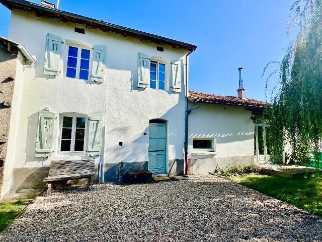 Maison à vendre à VAL D’ISSOIRE 87330 Haute-Vienne Limousin France: Charmante maison avec salon voûté, cour et jardin. Une jolie maison dans un hameau tranquille, à quelques minutes en voiture de toutes les commodités quotidiennes<br />
<br />
Cette charmante maison, qui di...