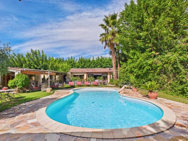 Huis te koop in SALON-DE-PROVENCE 13300 Bouches-du-Rhône Provence Alpes Côte d'Azur France: Prachtige villa met zwembad en bijgebouwen. Ontdek deze ruime villa van 223 m² in Salon-de-Provence. Deze uitzonderlijke woning bestaat uit een hoofdgebouw, bijgebouwen en een groot perceel met zwemb...