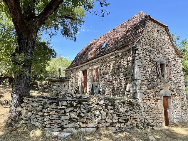 Huis te koop in SAINT-CIRQ-LAPOPIE 46330 Lot Midi-Pyrénées France: Charmant stenen huis, te renoveren, zonder nutsvoorzieningen, op 3,5 hectare grond. In de regio Saint-Cirq-Lapopie en de vallei van de Lot. Dit charmante stenen huis, gelegen op meer dan 3,5 hectare a...