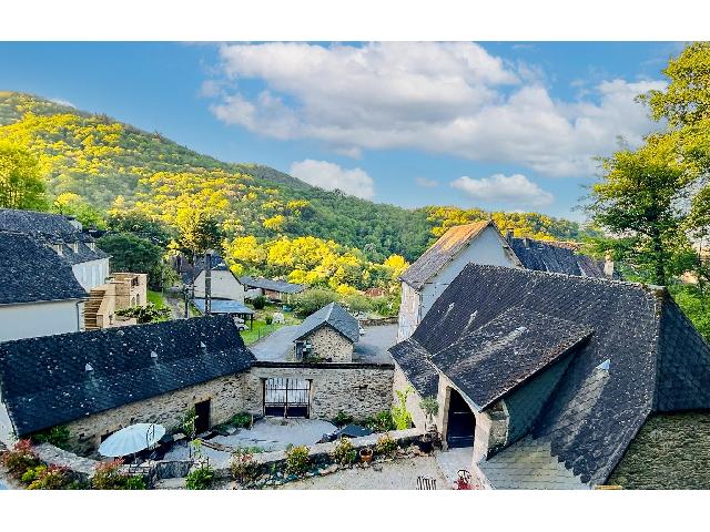 Huis te koop in CAHUS 46130 Lot Midi-Pyrénées France: Charmante dorpswoning met gastenverblijf. Gelegen in een pittoresk dorpje, op de grens tussen de Lot en de Corrèze, biedt deze aantrekkelijke dorpswoning flexibele woonruimte met ruimte voor gasten o...