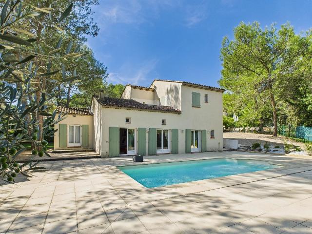 Huis te koop in MALLEMORT 13370 Bouches-du-Rhône Provence Alpes Côte d'Azur France: Prachtige gezinswoning op het prestigieuze Pont Royal Golf Estate. Deze uitzonderlijke woning, gelegen in de serene omgeving van Pont Royal Golf Estate, biedt een bevoorrechte locatie met een prachtig...