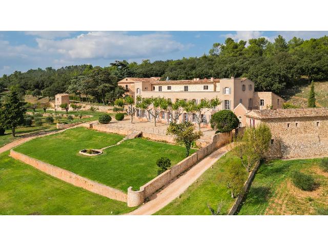 Agrarisch bedrijf te koop in FOX-AMPHOUX 83670 Var Provence Alpes Côte d'Azur France: Uitzonderlijk landgoed – Provence Verte. In het hart van de Provence Verte, te midden van ongerepte natuur, valt dit uitzonderlijke landgoed van 168 hectare op door zijn majestueuze ligging en buite...