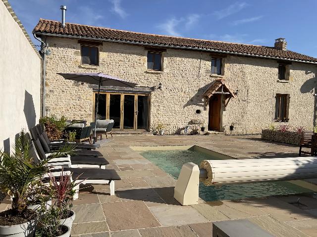 Gîtes/Chambres d'hôtes te koop in ALLOINAY 79110 Deux-Sèvres Poitou-Charentes France: Perfect georganiseerd en goed gepresenteerd gîtecomplex... klaar voor gebruik! Droomt u ervan een gîtebedrijf in Frankrijk te runnen? Dan is dit precies wat u zoekt! Deze prachtige woning beschikt o...