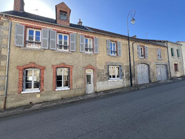Maison &agrave; vendre &agrave;&nbsp;MAGNAC-LAVAL 87190 Haute-Vienne Limousin France: Une grande maison de ville de 4 chambres. Grande maison de ville pouvant être agrandie.<br />
<br />
Anciennement composée de deux maisons, cette propriété située dans la ville animée de Magnac Laval offr...