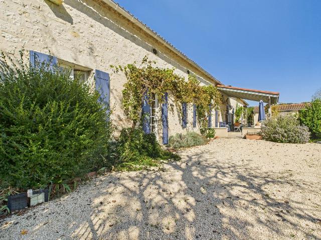 Maison &agrave; vendre &agrave;&nbsp;VILLERÉAL 47210 Lot-et-Garonne Aquitaine France: Charmante Longère avec piscine sur près d’une hectare. Située au bout d'un chemin tranquille, cette ferme en pierre rénovée avec goût allie un caractère rural authentique au confort moderne. ...