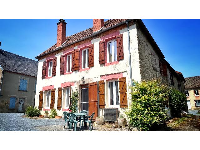 Huis te koop in DOMEYROT 23140 Creuse Limousin France: Ruime woning in het hart van een klein dorp. EXCLUSIEF BIJ BEAUX VILLAGES! Gelegen in een vriendelijk dorp, omringd door glooiende heuvels en grenzend aan een 12e-eeuwse kerk met beschilderd interieur...