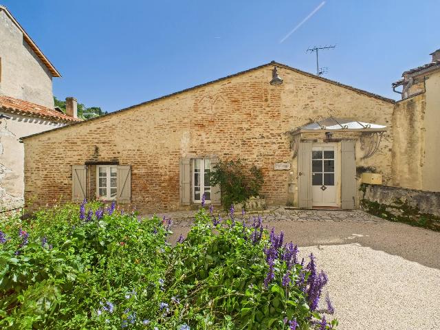 Maison à vendre à PENNE-D’AGENAIS 47140 Lot-et-Garonne Aquitaine France: Charmante maison de village avec cour au cœur du village médiéval de Penne d’Agenais. EN EXCLUSIVITÉ! Magnifique maison de village rénovée avec goût disposant d'une cour privée. <br />
<br />
La maiso...