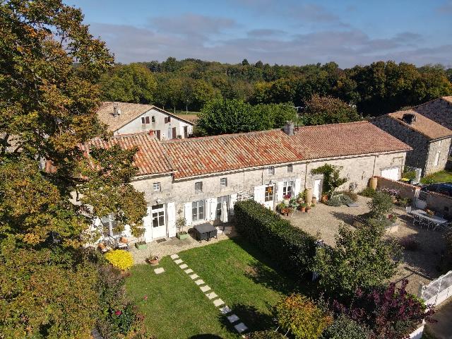 Haus zu verkaufen in LA FORÊT-DE-TESSÉ 16240 Charente Frankreich. Charaktervolles Steinhaus mit 2 Schlafzimmern und angeschlossenem Gästehaus mit 2 Schlafzimmern. Dieses wunderschön präsentierte Steinhaus mit 2 Schlafzimmern und angeschlossenem Gästehaus mit 2 S...