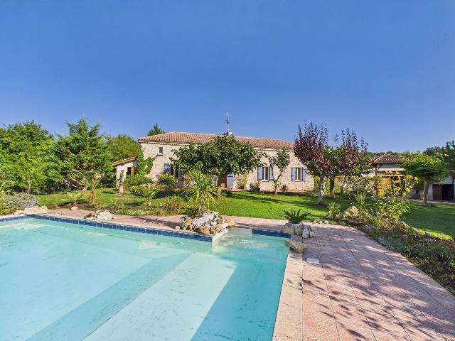 Huis te koop in PENNE-D’AGENAIS 47140 Lot-et-Garonne Aquitaine France: Charmant huis met zwembad en uitzicht vlakbij Penne d'Agenais. Gelegen op een dominante locatie vlakbij het middeleeuwse dorp Penne d'Agenais, belichaamt dit huis van 150 m² de charme van het Franse ...