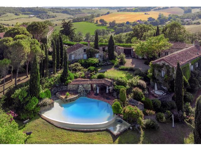Huis te koop in CORDES-SUR-CIEL 81170 Tarn Midi-Pyrénées France: Een uitzonderlijk landhuis met een panoramisch uitzicht over Cordes-sur-Ciel. Dit stukje paradijs, gelegen op een bevoorrechte, verhoogde locatie, biedt volledige privacy en rust. Het biedt een weids ...