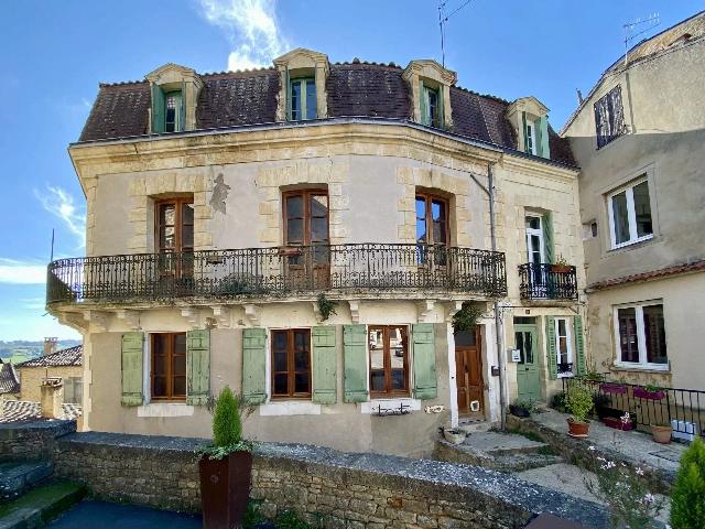 Maison à vendre à BELVÈS 24170 Dordogne Aquitaine France: Maison de caractère au cœur du charmant village de Belvès. EN EXCLUSIVITÉ – Beaux Villages Immobilier vous présente cette magnifique demeure idéalement située au cœur de Belvès.<br />
<br />
Cette ma...