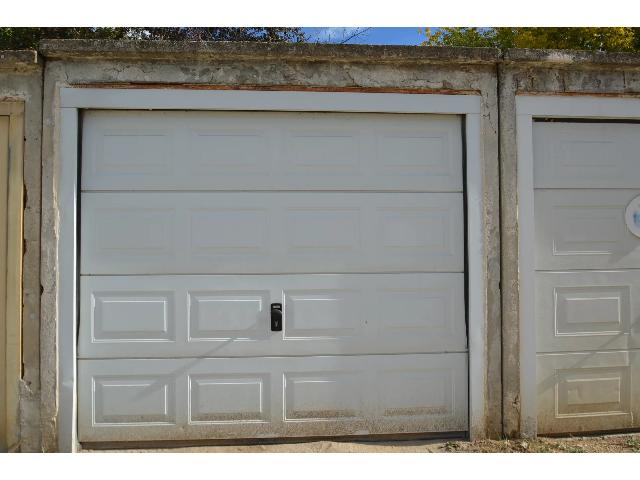 Commercieel object te koop in AIX-EN-PROVENCE 13080 Bouches-du-Rhône Provence Alpes Côte d'Azur France: Aix-en-Provence - Garage in Luynes. Gesloten garage gelegen in een residentie, op loopafstand van het centrum van Luynes. Oppervlakte: 13,39 m². Ideaal als parkeerplaats, opslagruimte of verhuurinves...