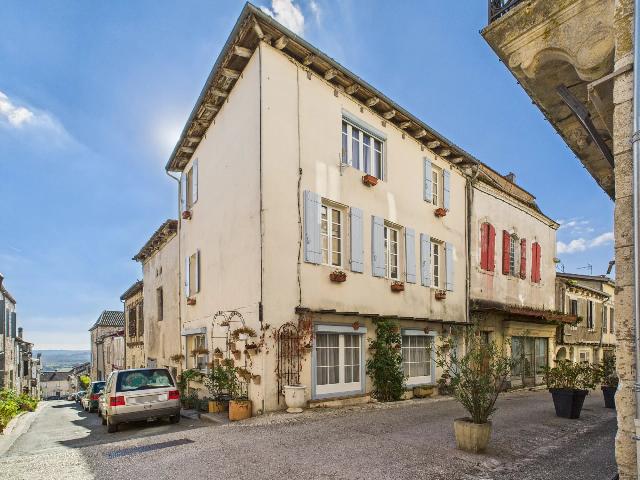 Huis te koop in MONFLANQUIN 47150 Lot-et-Garonne Aquitaine France: Charmante dorpswoning in Monflanquin. EXCLUSIEF BIJ BEAUX VILLAGES! Een heerlijk lichte woning met vier slaapkamers op slechts een steenworp afstand van het dorpsplein.<br />
<br />
Gelegen op een zonnig hoekpe...