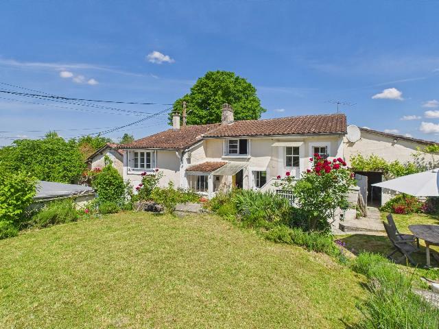 Haus&nbsp;zu verkaufen in&nbsp;VERTEILLAC 24320 Dordogne Frankreich. Dorfhaus in Gehweite von Verteillac. Wir freuen uns, Ihnen dieses Haus mit 3 Schlafzimmern und 2 Bädern in einer sehr ruhigen Seitenstraße in Gehweite von Verteillac anbieten zu können.<br />
<br />
Das Anwe...