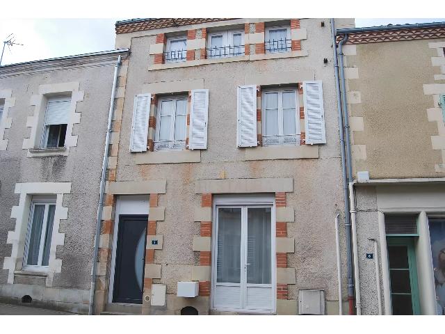 Huis te koop in LATHUS-SAINT-RÉMY 86390 Vienne Poitou-Charentes France: Dorpshuis in uitstekende staat - Ideaal voor investeerders of als gezinswoning. Gelegen in het hart van een rustig dorp in Zuidoost-Vienne, biedt dit goed onderhouden dorpshuis een perfecte balans tus...