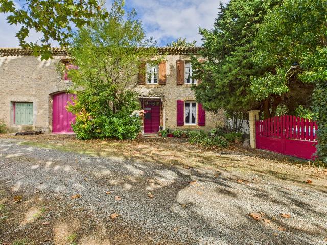 Huis te koop in MARSEILLETTE 11800 Aude Languedoc Roussillon France: Traditionele wijngaardwoning met 5 slaapkamers, 4 badkamers, tuinen en een garage. EXCLUSIEF BIJ BEAUX VILLAGES! Deze prachtige woning biedt het beste van twee werelden: gelegen te midden van boomgaar...