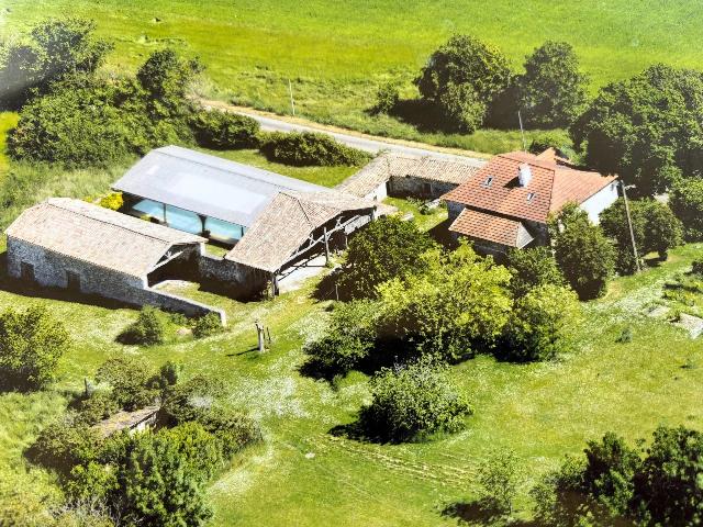 Huis te koop in MONTAIGU-DE-QUERCY 82150 Tarn-et-Garonne Midi-Pyrénées France: Charmante stenen fermette in alle rust. EXCLUSIEF BIJ BEAUX VILLAGES! Charmante woning in een rustige omgeving, op slechts enkele minuten van het dynamische stadje Montaigu-de-Quercy.<br />
<br />
Het hoofdgebo...