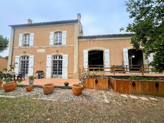 Huis te koop in LIMOUX 11300 Aude Languedoc Roussillon France: Nabij Limoux - Aantrekkelijke karaktervolle woning op een royaal perceel. EXCLUSIEF BIJ BEAUX VILLAGES! Deze ruime woning met 3 slaapkamers, voorheen het treinstation van het dorp, biedt royale afmeti...
