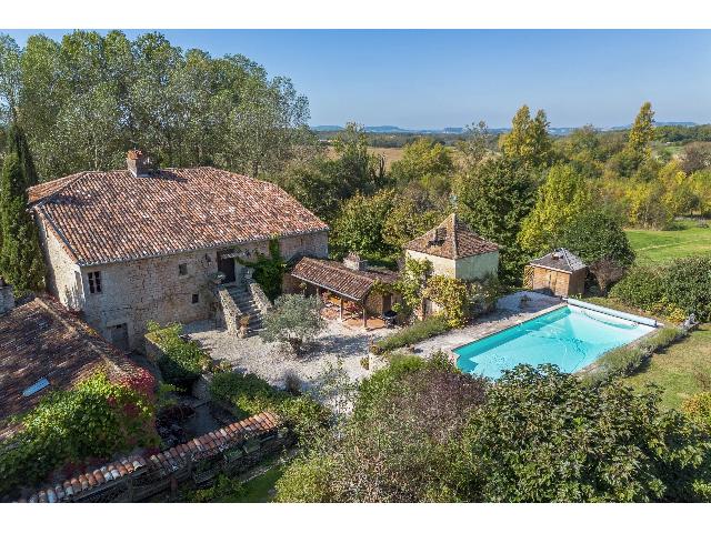 Huis te koop in TOURNON-D’AGENAIS 47370 Lot-et-Garonne Aquitaine France: Charmante Maison Forte met authentieke elegantie en modern comfort. EXCLUSIEF BIJ BEAUX VILLAGES! Centraal gelegen op ruim 3 hectare gemengd glooiend terrein, bereikbaar via een eigen, met bomen omzoo...