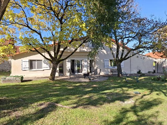 Huis te koop in LOUBILLÉ 79110 Deux-Sèvres Poitou-Charentes France: Charmante dorpswoning met 3 slaapkamers nabij Loubillé. EXCLUSIEF BIJ BEAUX VILLAGES! Deze prachtige woning, oorspronkelijk een traditionele stenen longère, is uitgebreid, gerenoveerd en gemodernise...