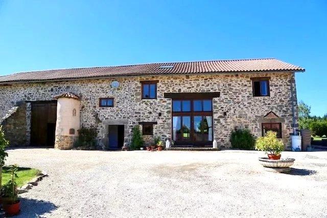 Maison à vendre à PAGEAS 87230 Haute-Vienne Limousin France: Charmante maison familiale avec potentiel gîte et piscine sur 7,5 ha. EN EXCLUSIVITÉ! Nichée au cœur du Parc National Périgord-Limousin, cette rénovation de haute qualité bénéficie d'un empla...