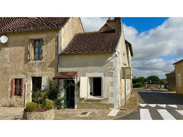 Huis te koop in SAINT-LÉOMER 86290 Vienne Poitou-Charentes France: Perfect Frans vakantiehuis of eerste aankoop. Deze prachtige woning is de perfecte woning voor starters of iemand die kleiner wil gaan wonen.<br />
<br />
Op de begane grond bevinden zich een woonkamer en een k...