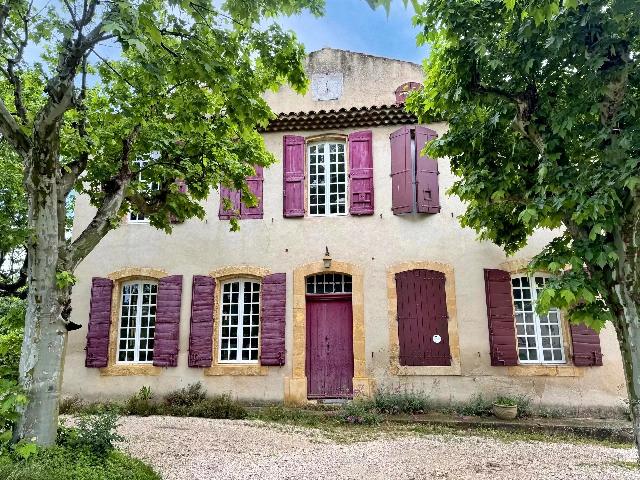 Huis te koop in AIX-EN-PROVENCE 13080 Bouches-du-Rhône Provence Alpes Côte d'Azur France: Halfvrijstaande Bastide op 10 minuten van het centrum van Aix-en-Provence. Een te restaureren semi-bastide gelegen aan de Pont de l'Arc, ten zuiden van Aix-en-Provence, op slechts 10 minuten van het s...