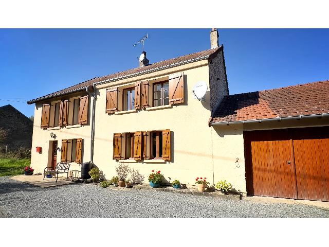 Huis te koop in AJAIN 23380 Creuse Limousin France: Charmante woning met 3 slaapkamers nabij Ajain, Frankrijk. EXCLUSIEF BIJ BEAUX VILLAGES! Gelegen in een rustig gehucht, omringd door open landschap nabij het dorp Ajain, biedt deze heerlijke woning me...
