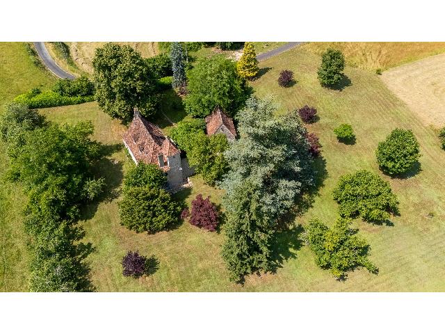 Huis te koop in LABASTIDE-MURAT 46240 Lot Midi-Pyrénées France: Een schilderachtig stenen huis met gastenverblijf. Gelegen in een rustig gehucht, omringd door prachtige natuur, biedt dit perfecte stenen huisje comfortabele accommodatie op drie niveaus. Met zichtba...